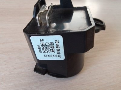 Проектор фирменного знака в зеркале