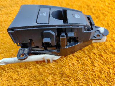 Кнопка стояночного тормоза