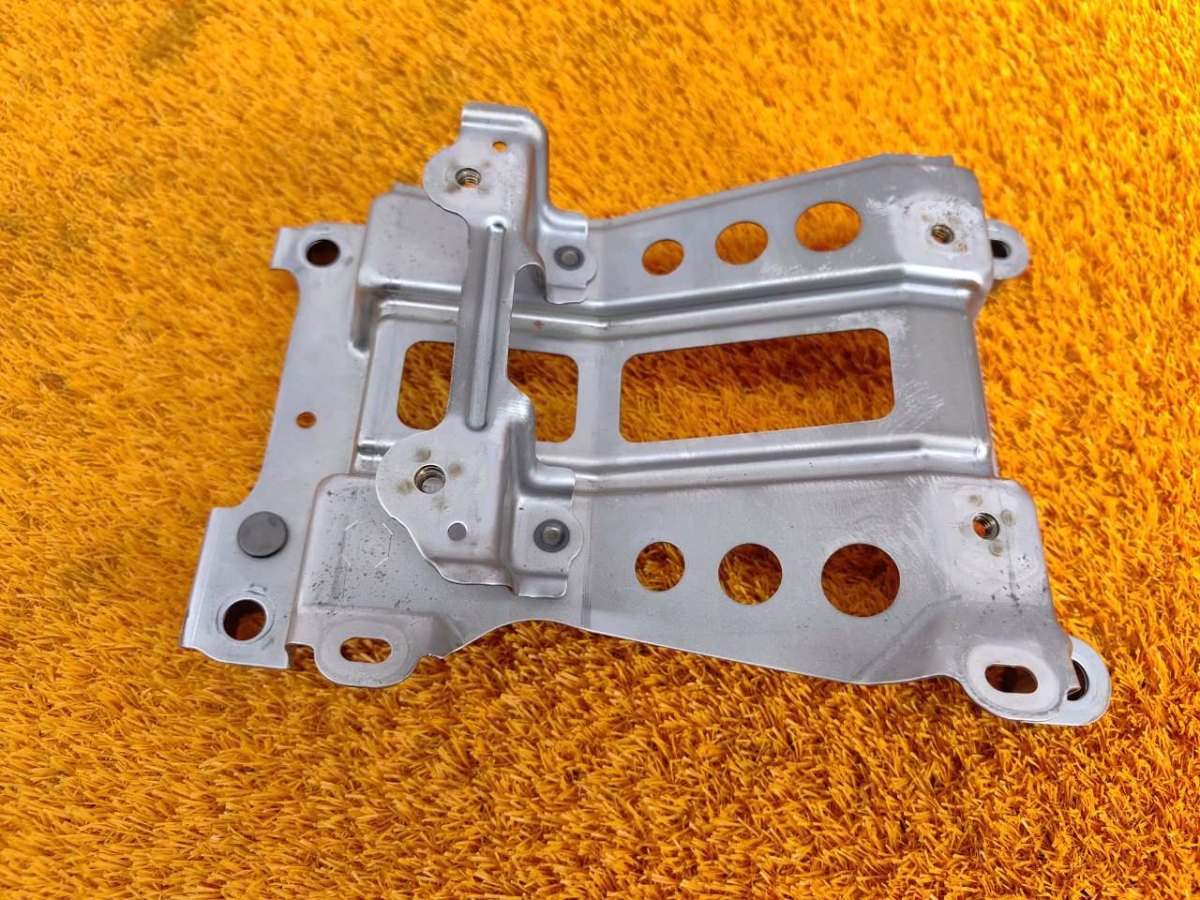 5899633100 Кронштейн консоли Toyota Camry 2019 фото 1