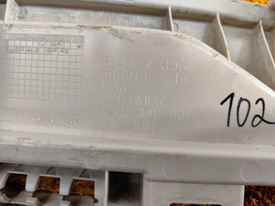 Направляющая шторки багажника