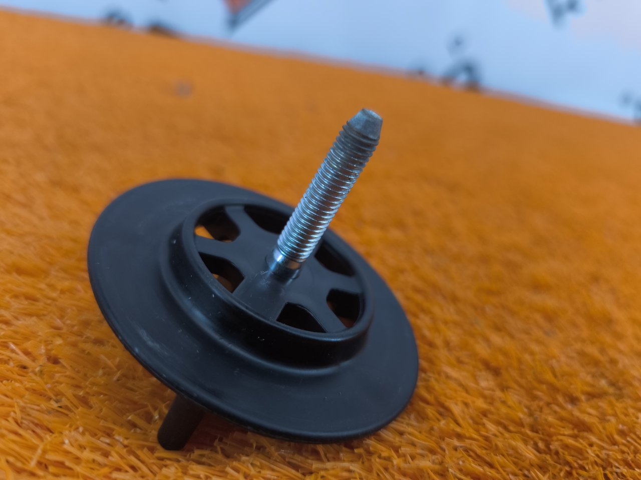Болт крепления запасного колеса