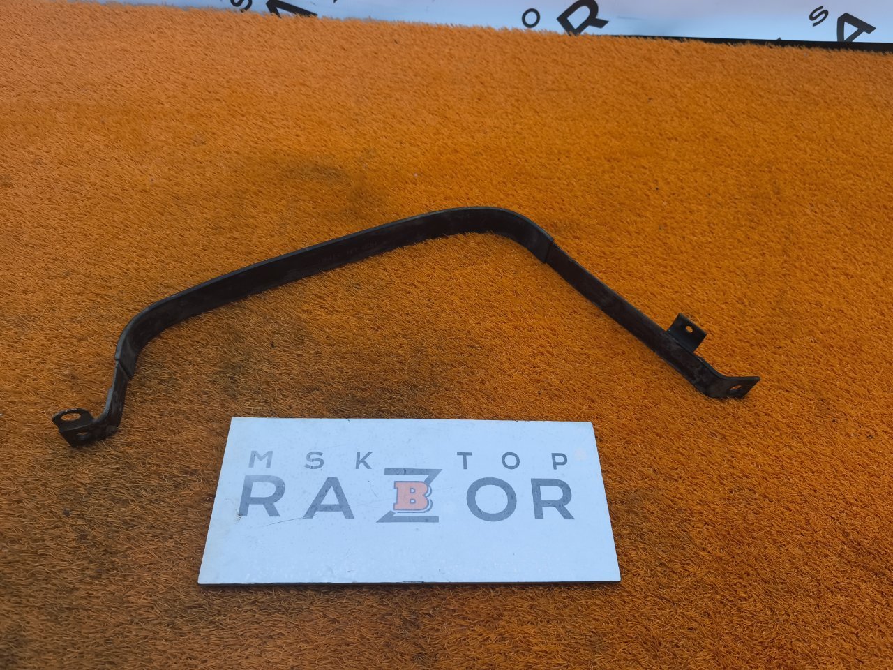 Крепление топливного бака