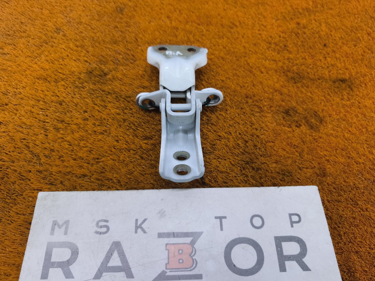Петля двери