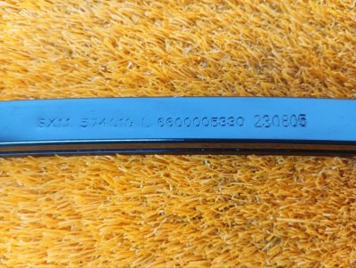 Направляющая стекла двери
