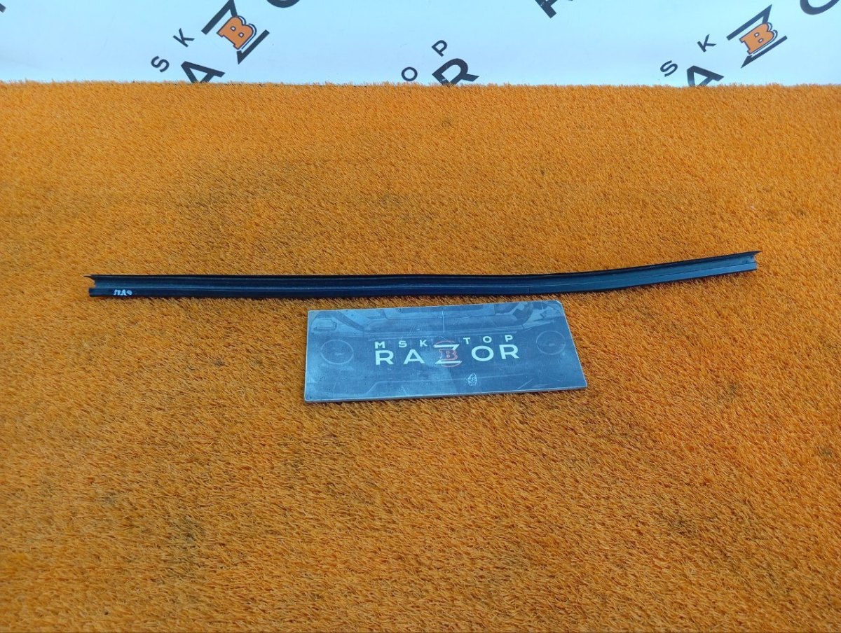 8W0837479 Уплотнитель стекла двери передний левый Audi A4 2020 фото 1