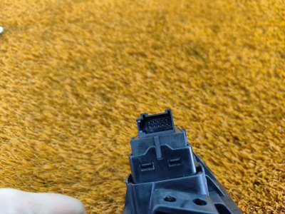 Кнопка стояночного тормоза