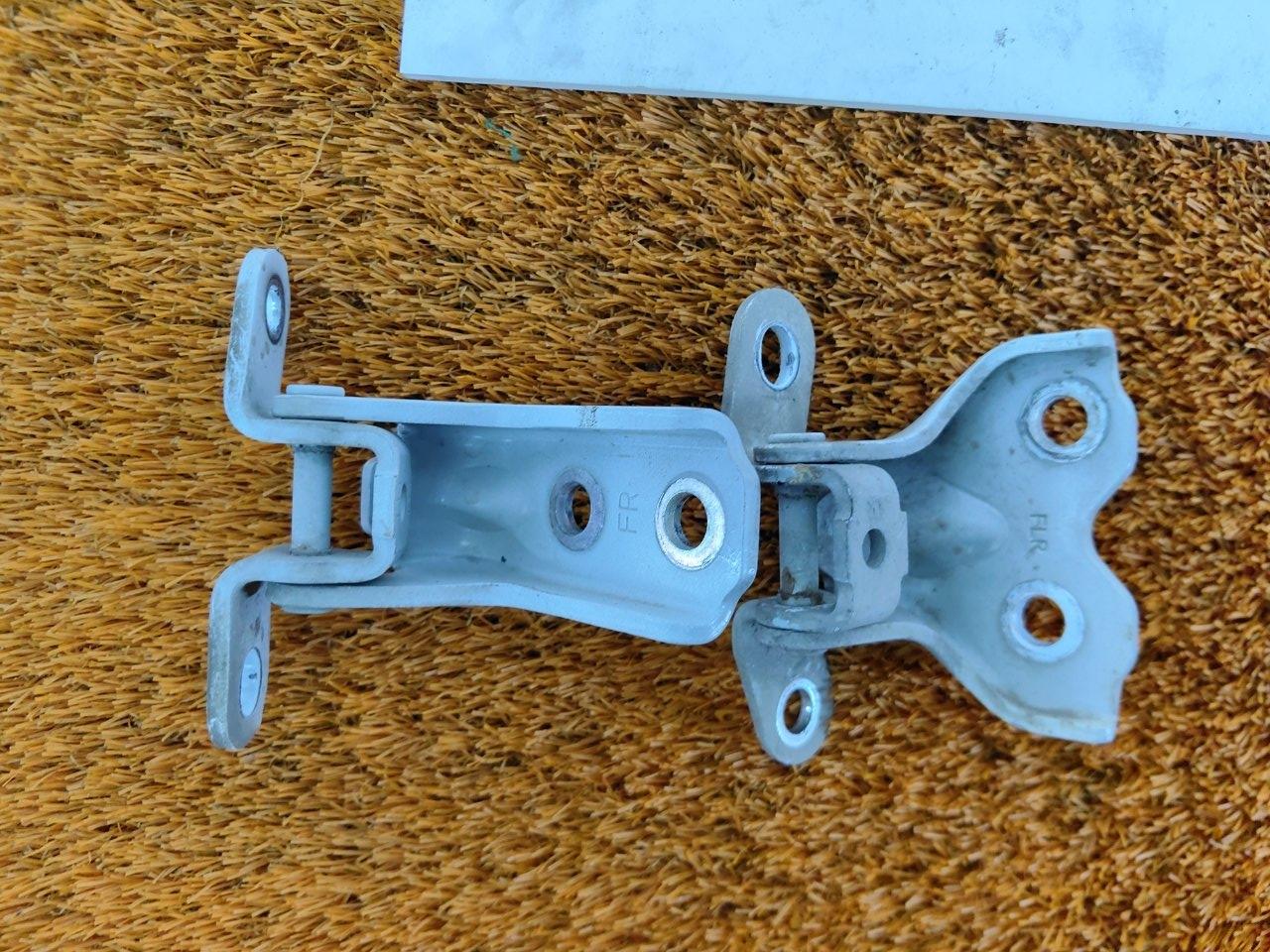 Петля двери