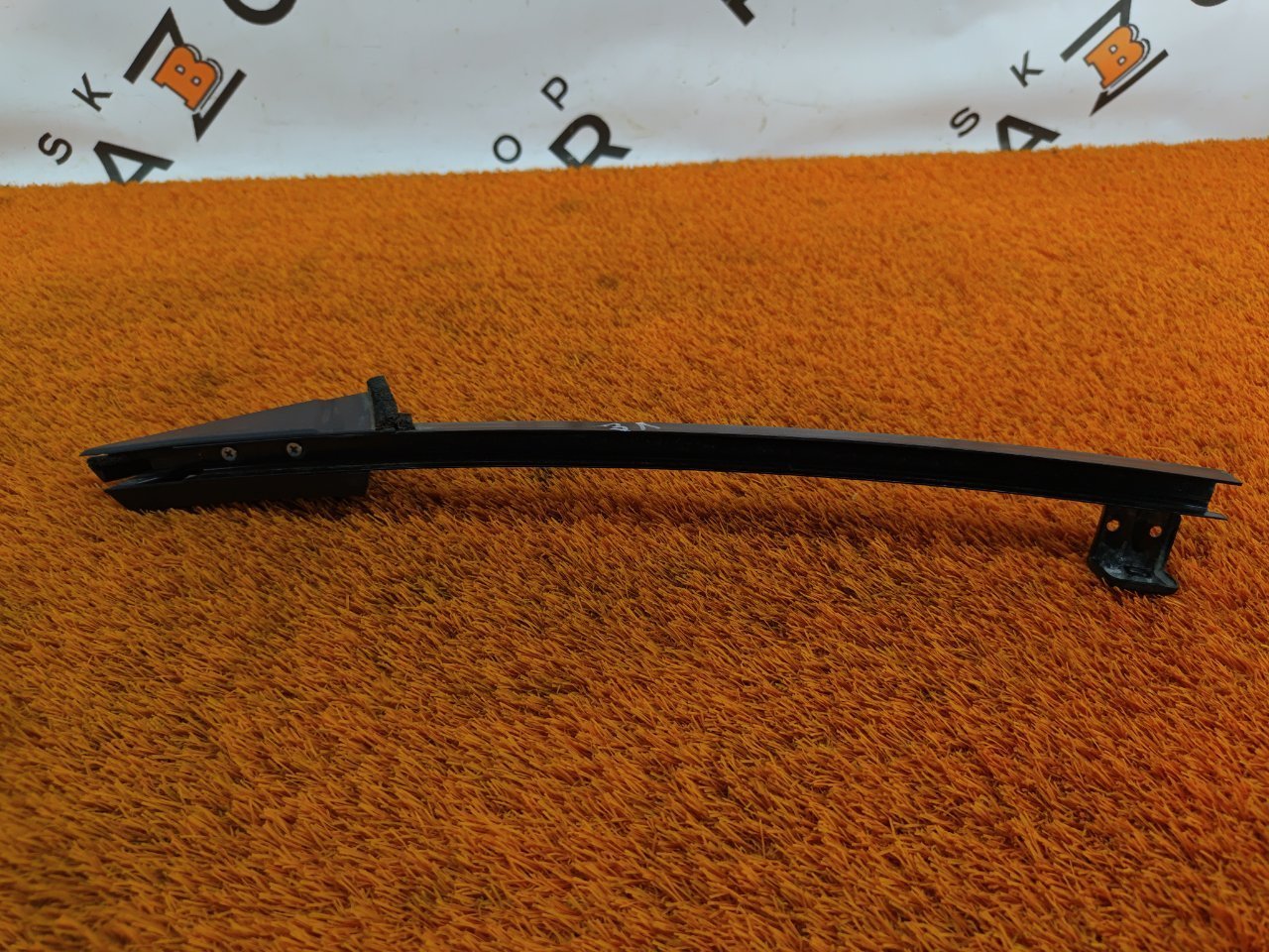 Направляющая стекла двери