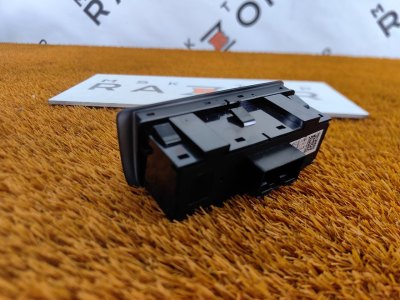 Кнопка открывания багажника