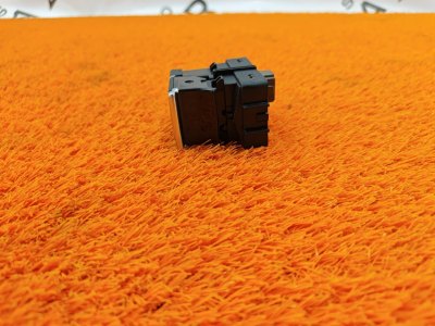 Кнопка стояночного тормоза
