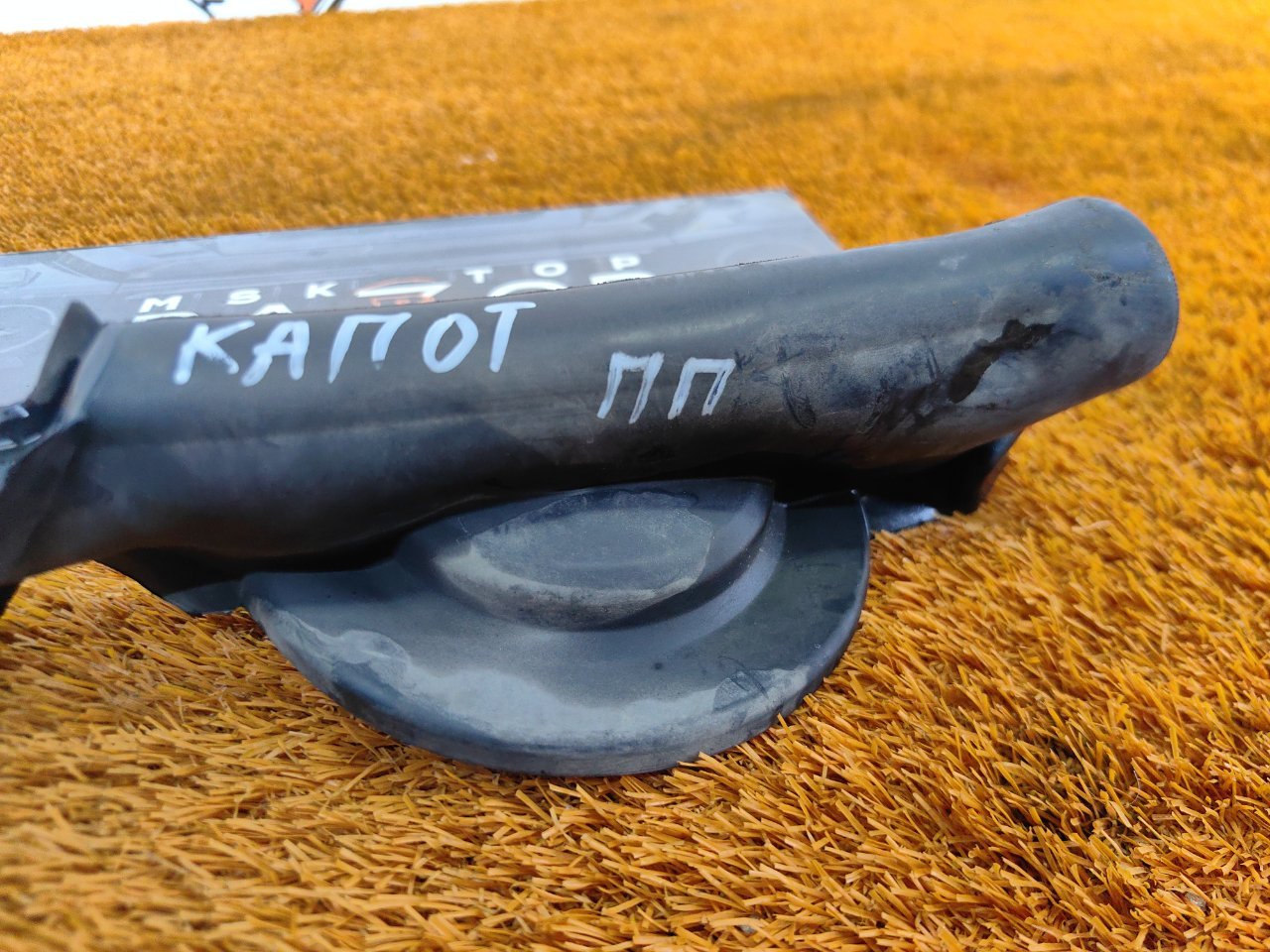 Уплотнитель капота