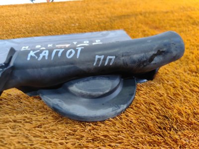 Уплотнитель капота