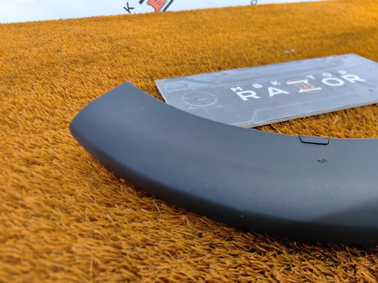 Накладка петли крышки багажника