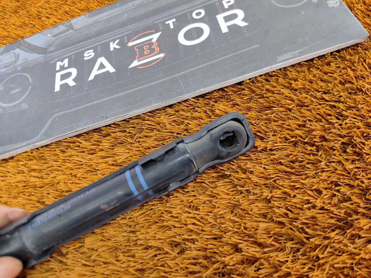 Амортизатор капота