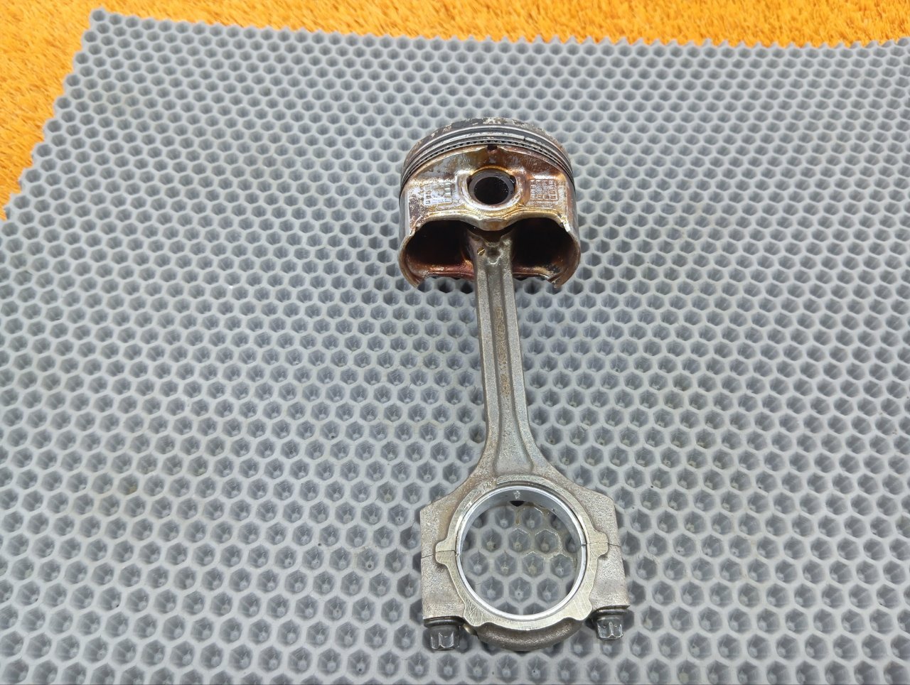 Поршень