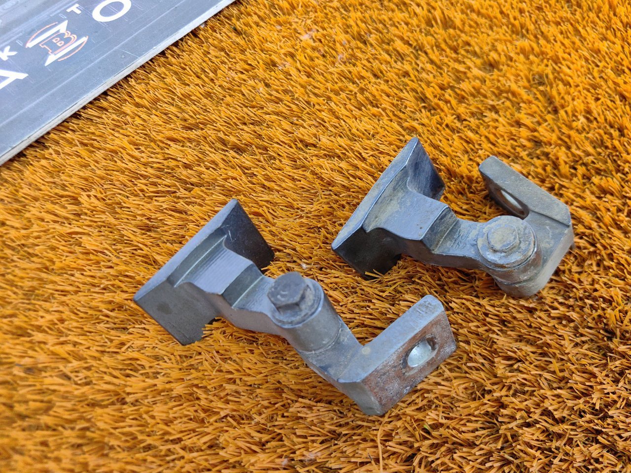 Петля двери