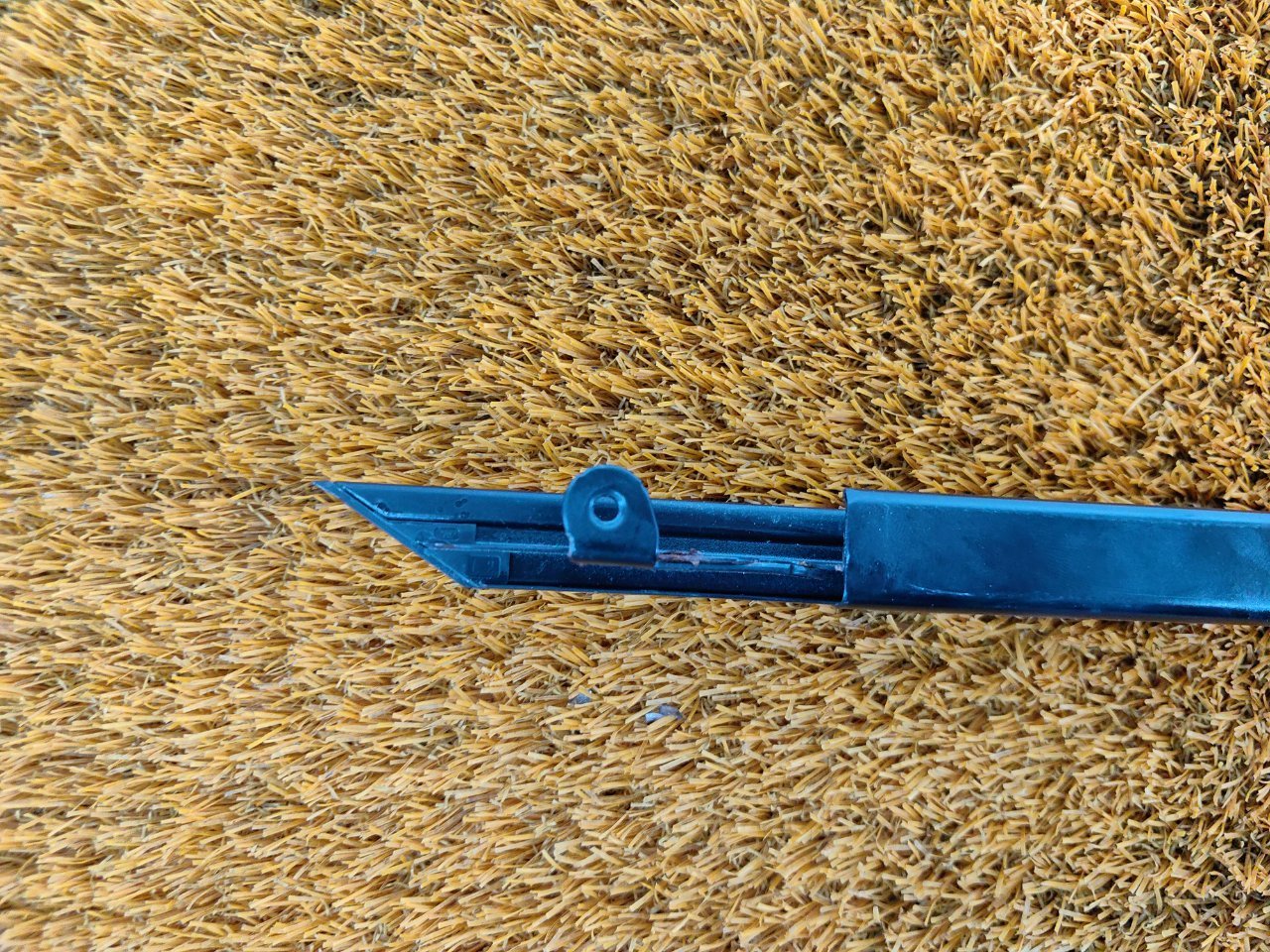 Направляющая стекла двери