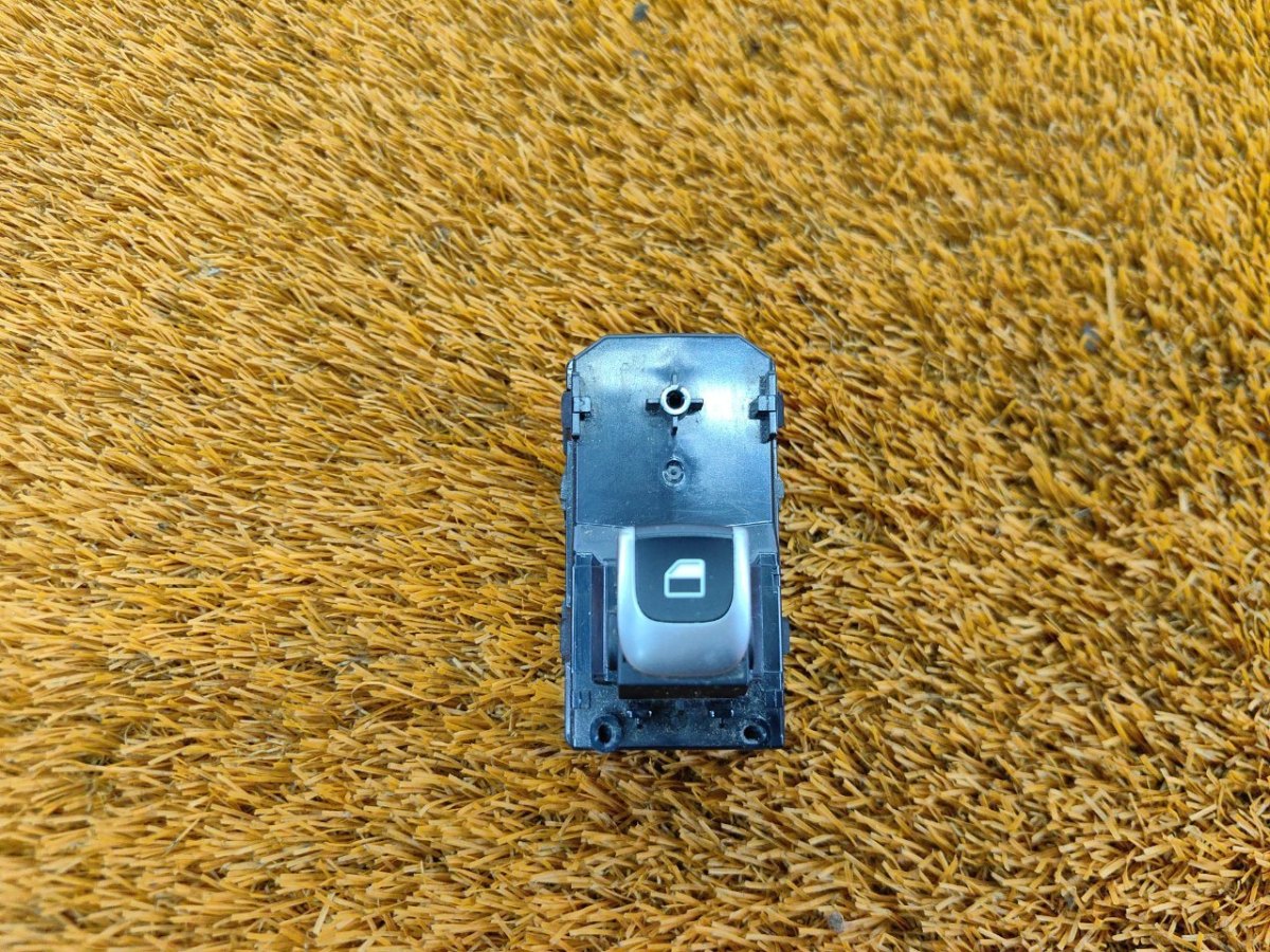 93581H0100 Кнопка стеклоподъемника задняя левая Kia Rio 2021 фото 1