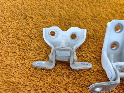 Петля двери