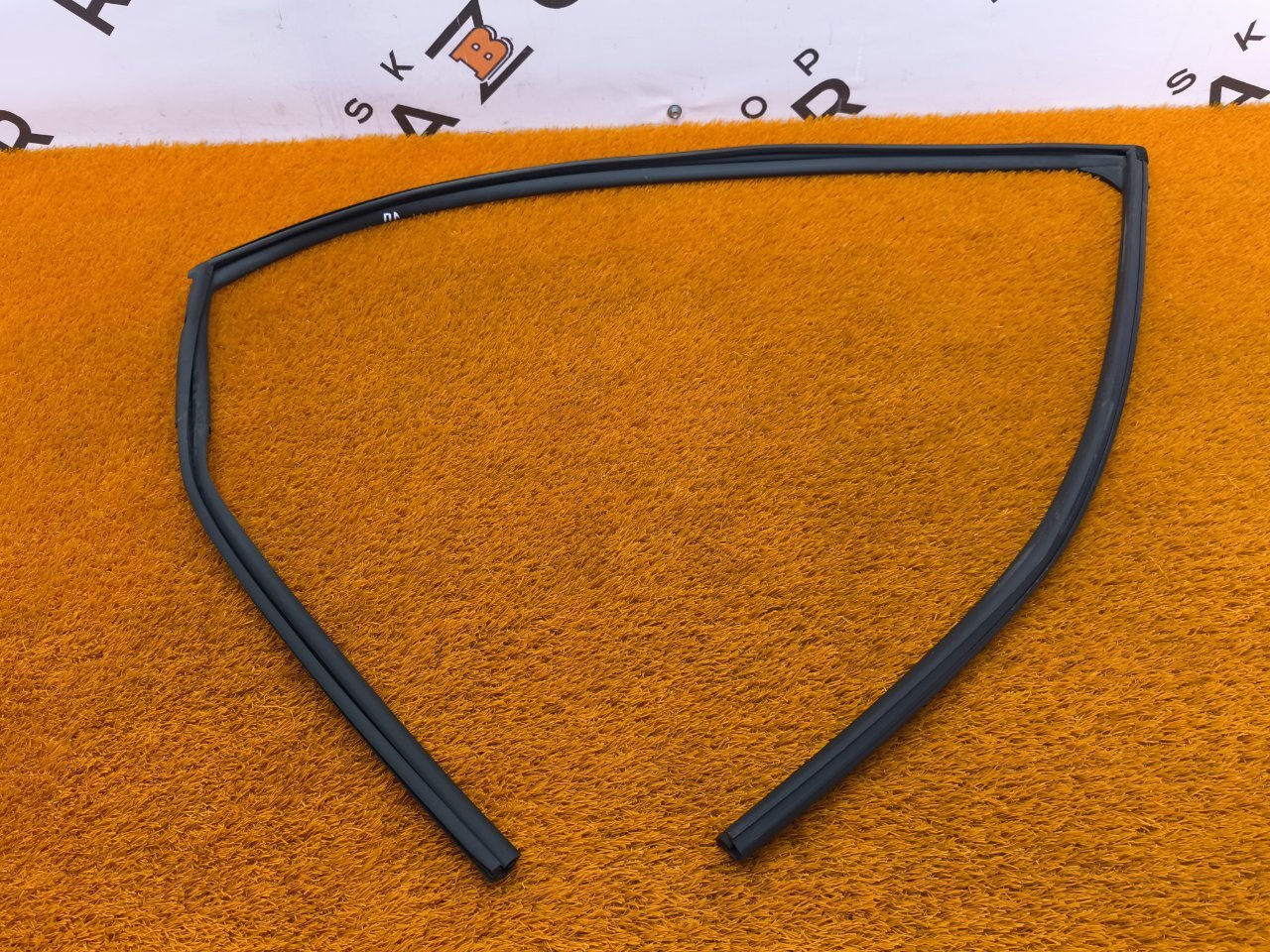 8890826949, 5079076300 Уплотнитель стекла двери Geely Coolray 2023 фото 2