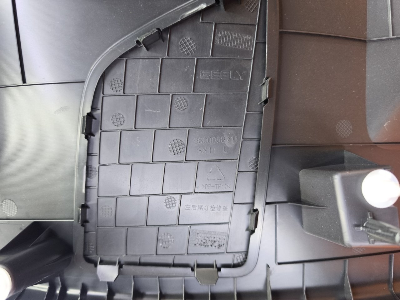 6600058369 Обшивка крышки багажника Geely Coolray 2023 фото 9