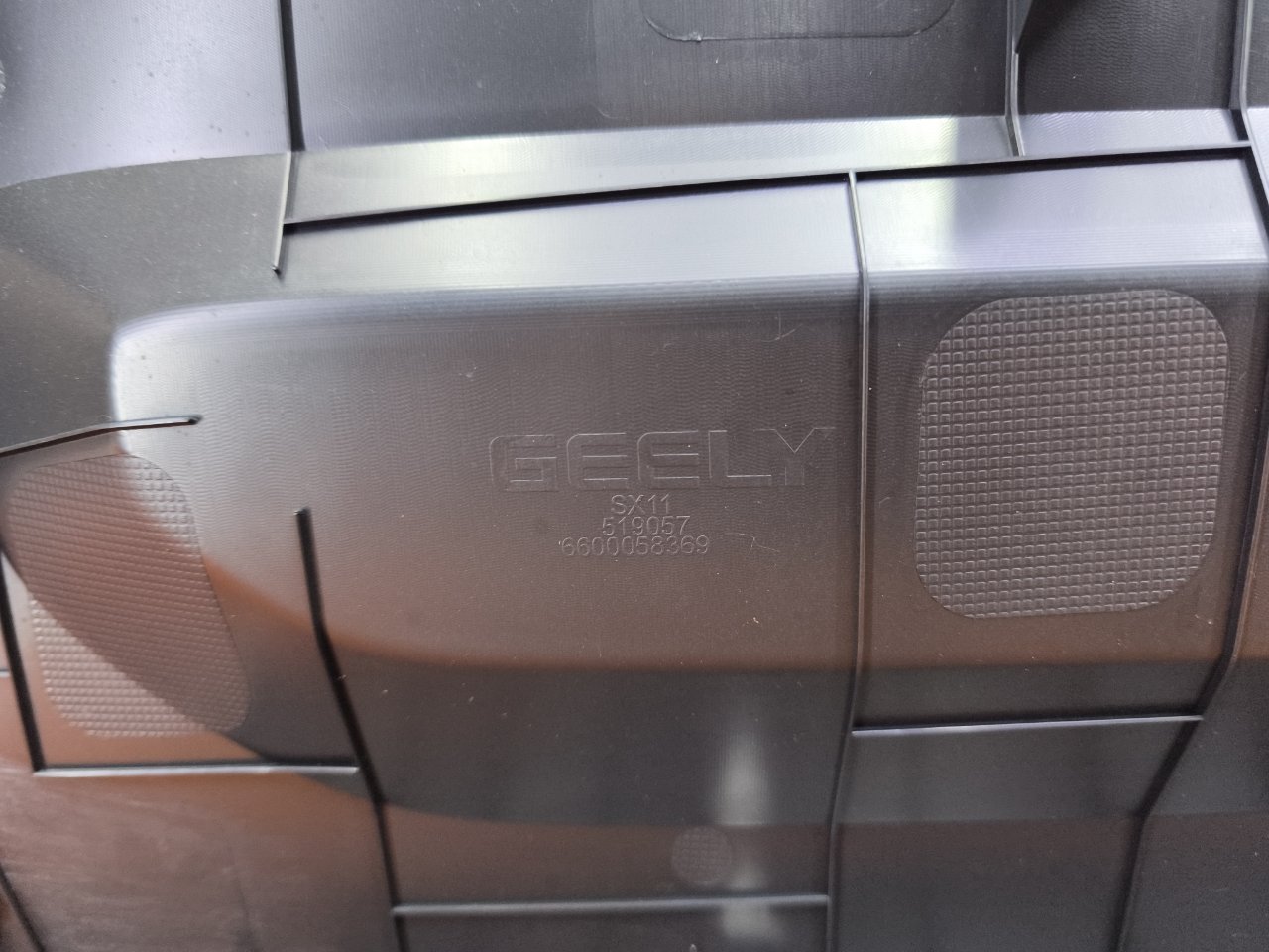 6600058369 Обшивка крышки багажника Geely Coolray 2023 фото 12