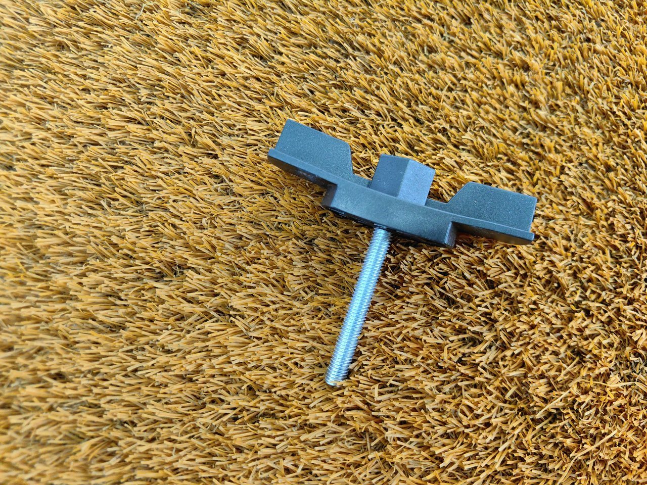 Болт крепления запасного колеса