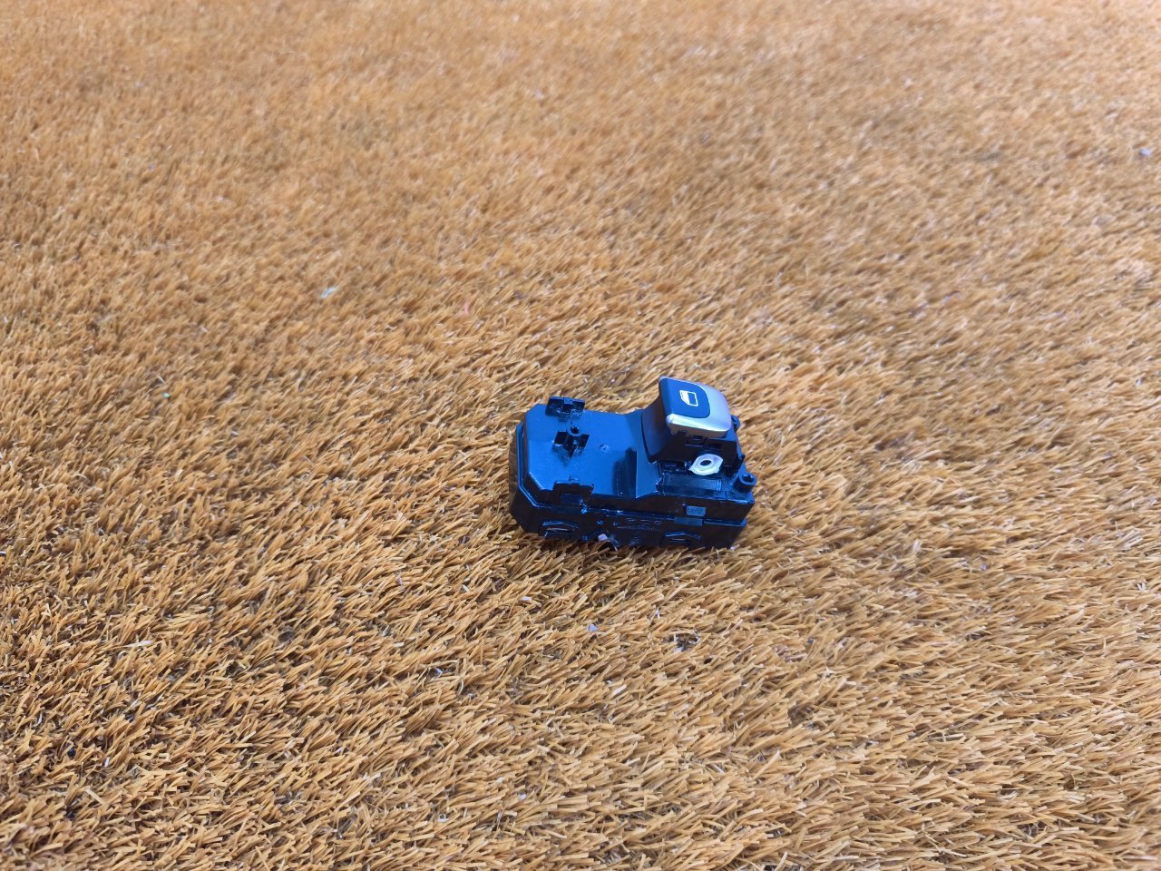 93581H0100 Кнопка стеклоподъемника Kia Rio X-Line 2021 фото 3