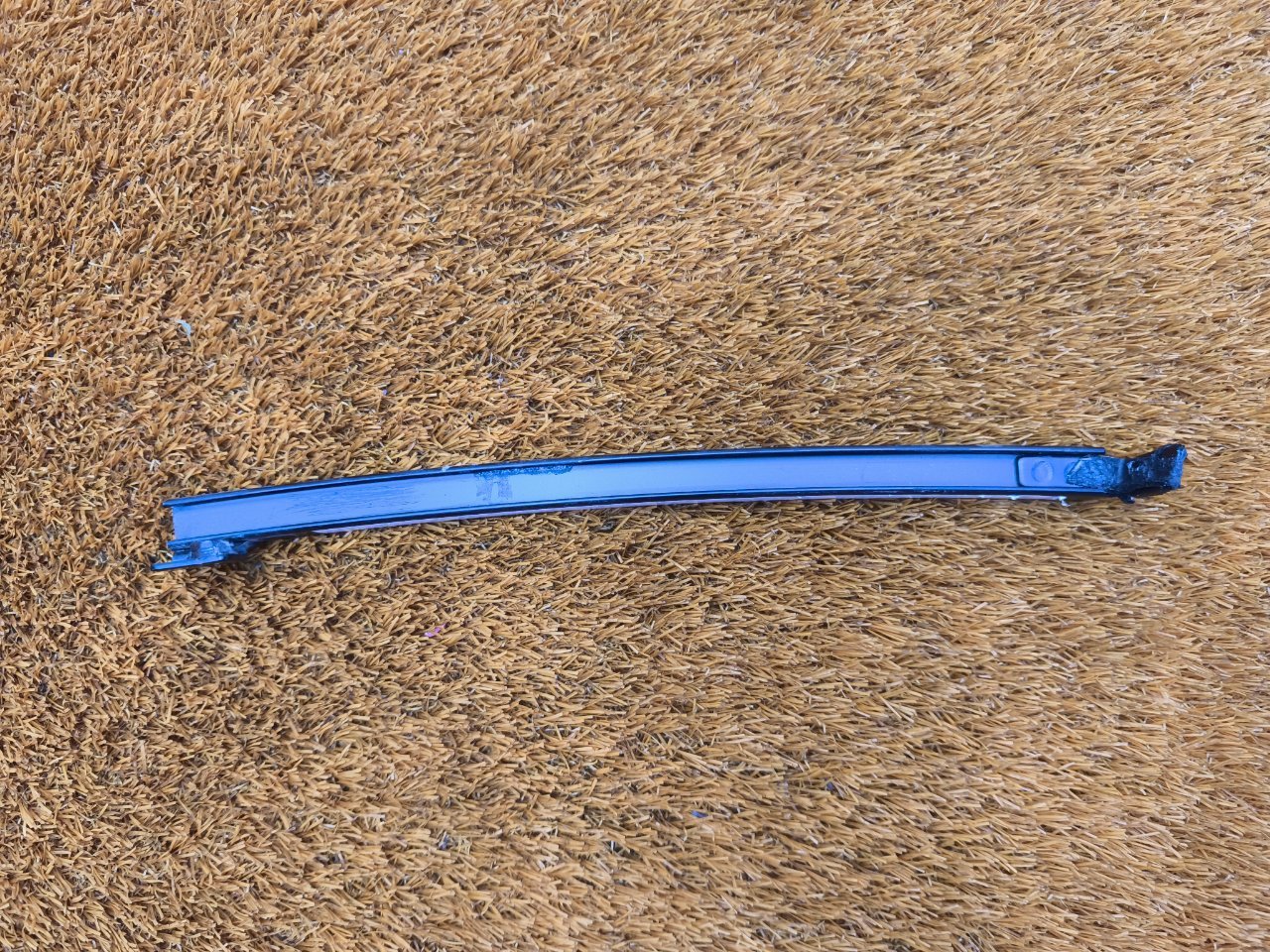 Направляющая стекла двери