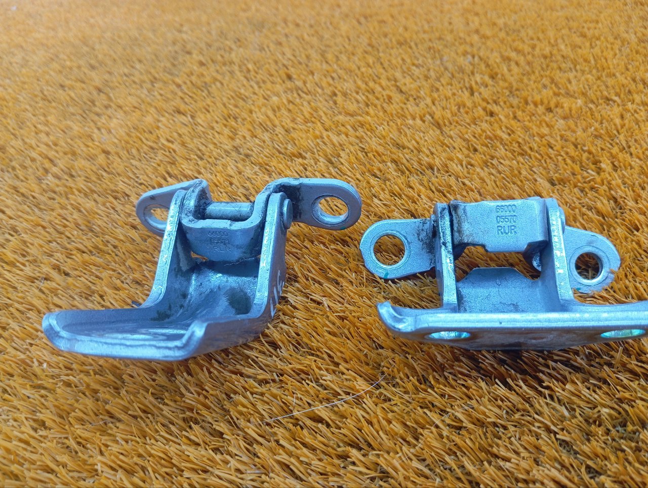 Петля двери