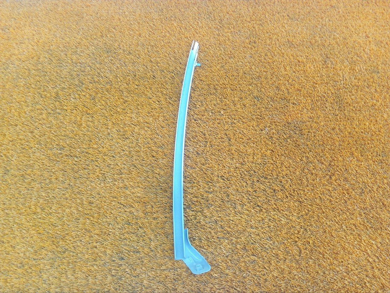 Направляющая стекла двери