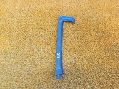 Направляющая стекла двери