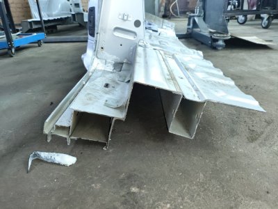 Порог с центральной стойкой