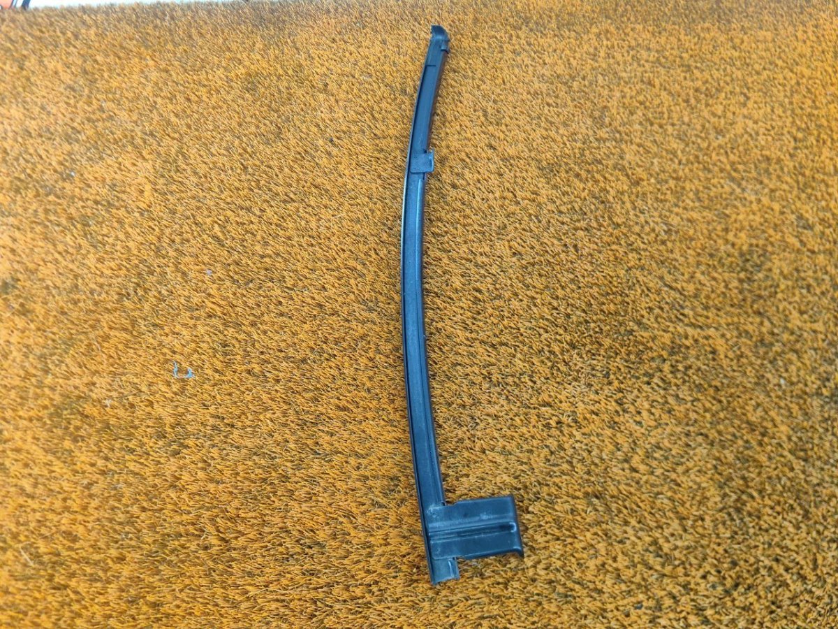 67401-42030, 6740142030 Направляющая стекла двери передняя правая Toyota RAV4 2021 фото 1