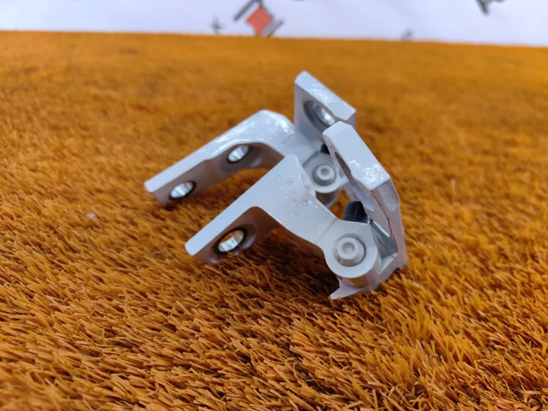 Петля двери