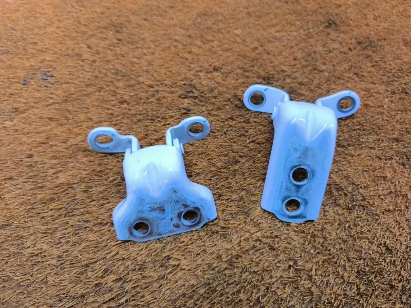 Петля двери