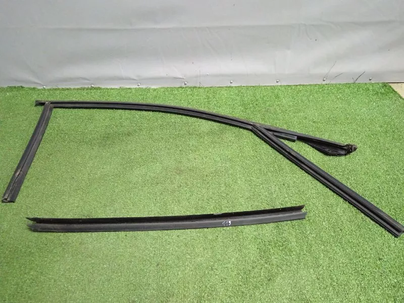 Уплотнитель стекла двери