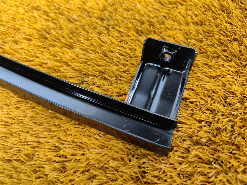 Направляющая стекла двери