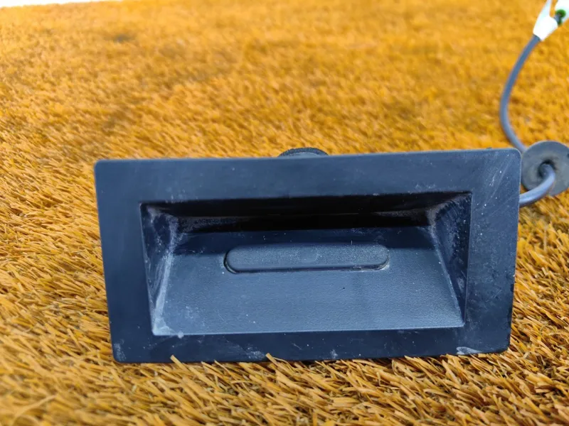 Кнопка открывания багажника