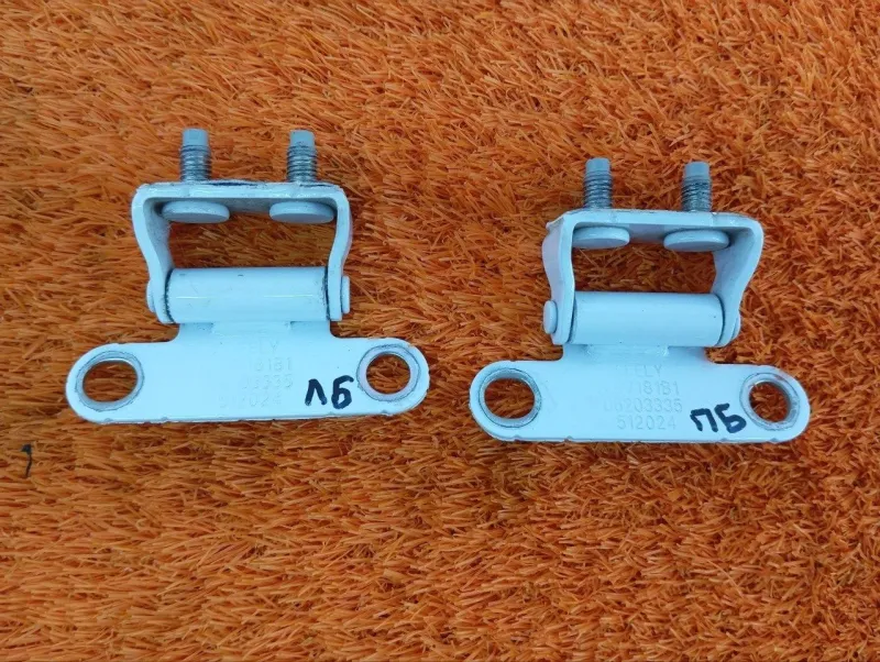 Петля двери багажника