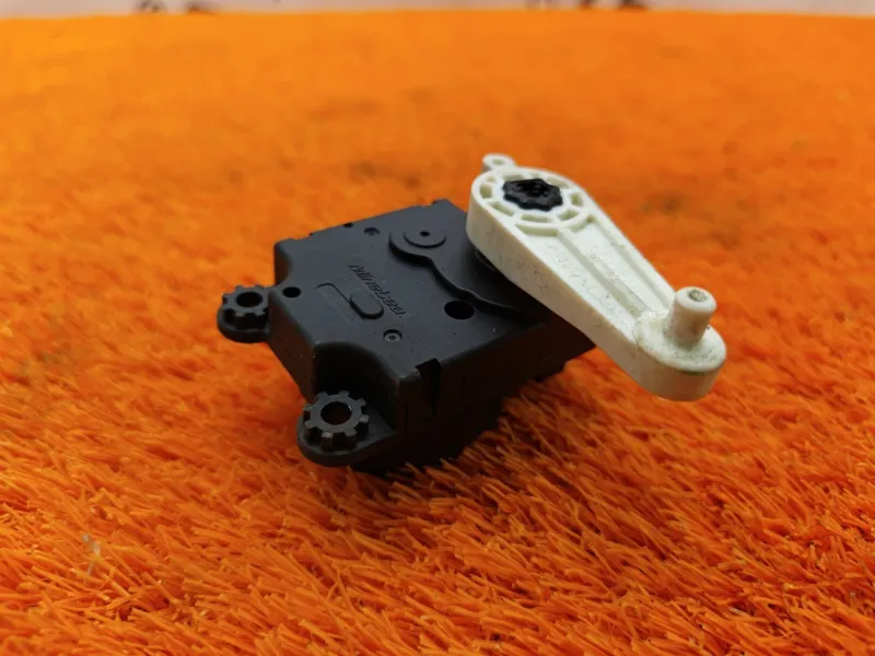 Моторчик заслонки печки