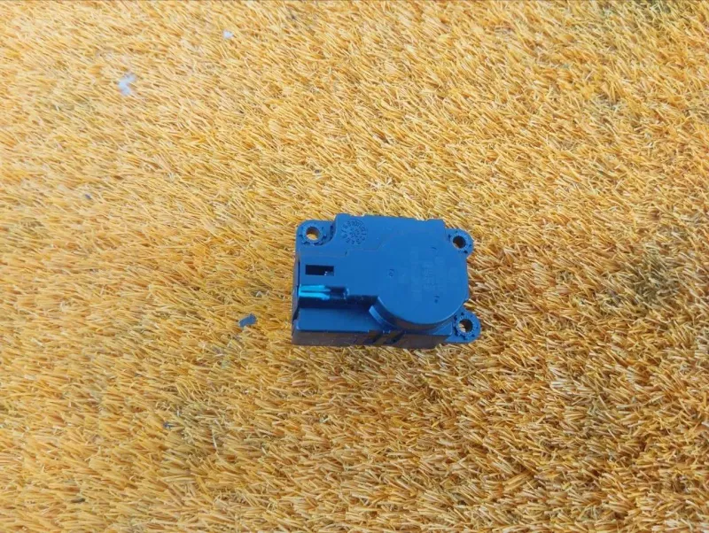 Сервопривод заслонок печки