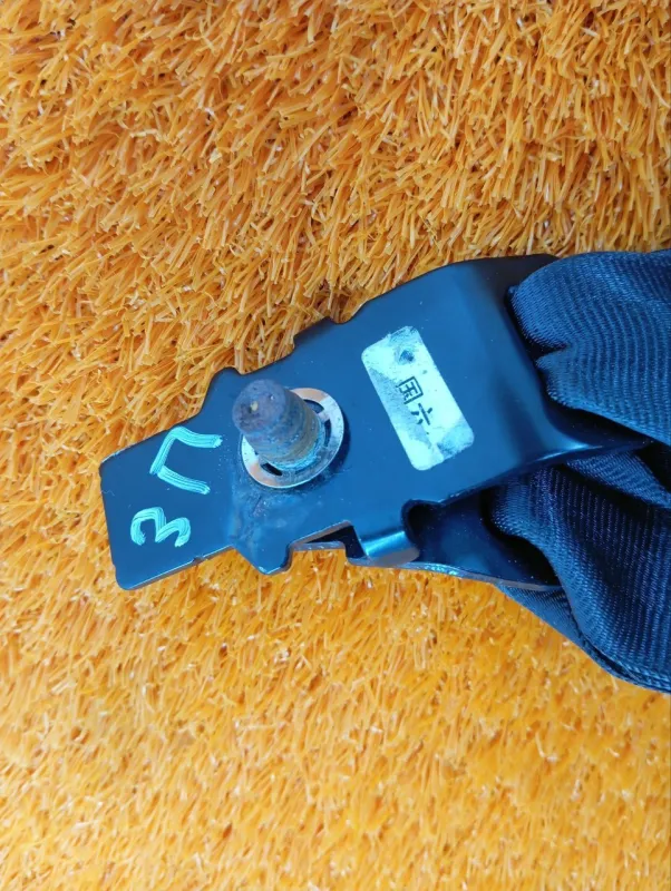 Ответная часть ремня безопасности