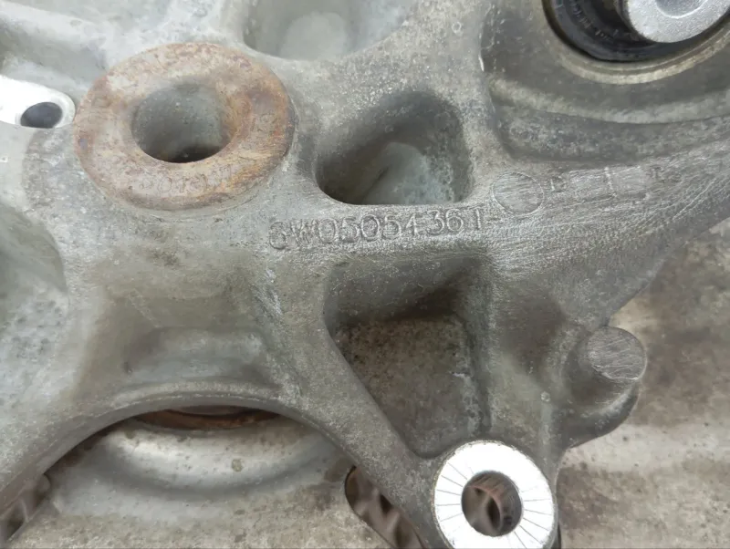 Кулак поворотный