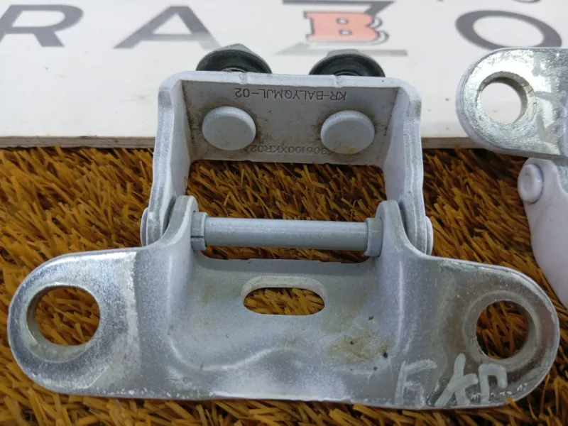 Петля двери багажника