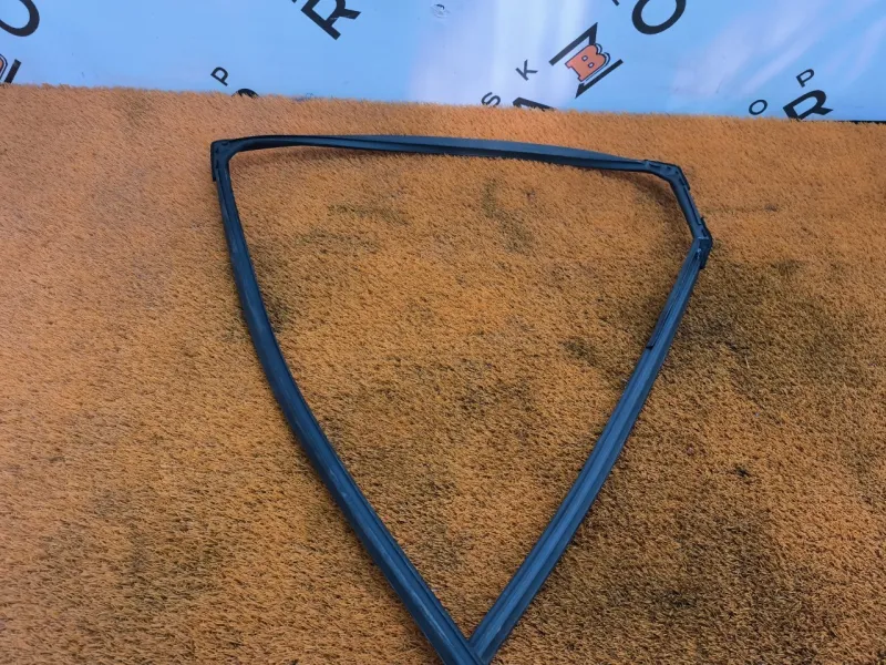 Уплотнитель стекла двери