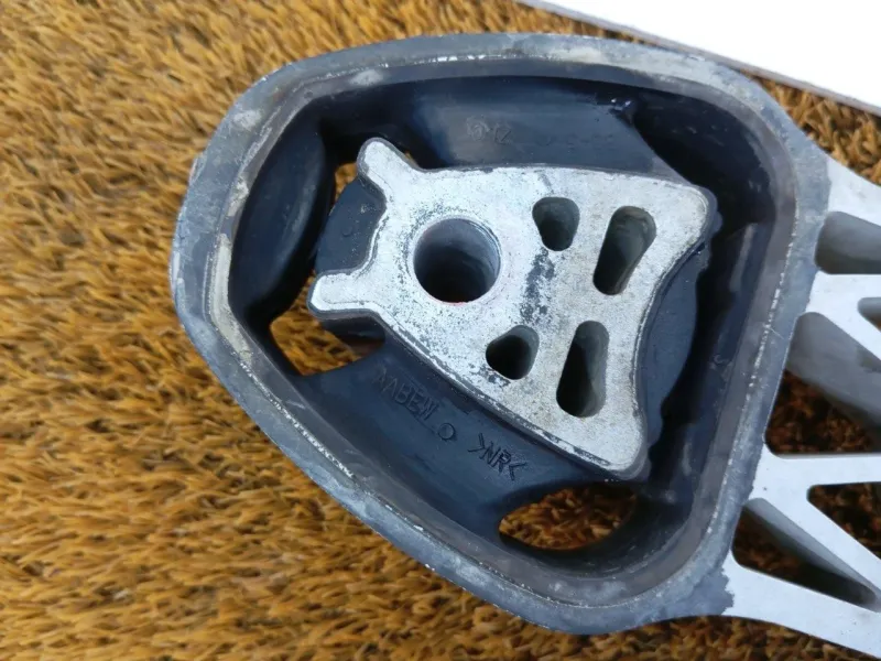 Подушка двигателя