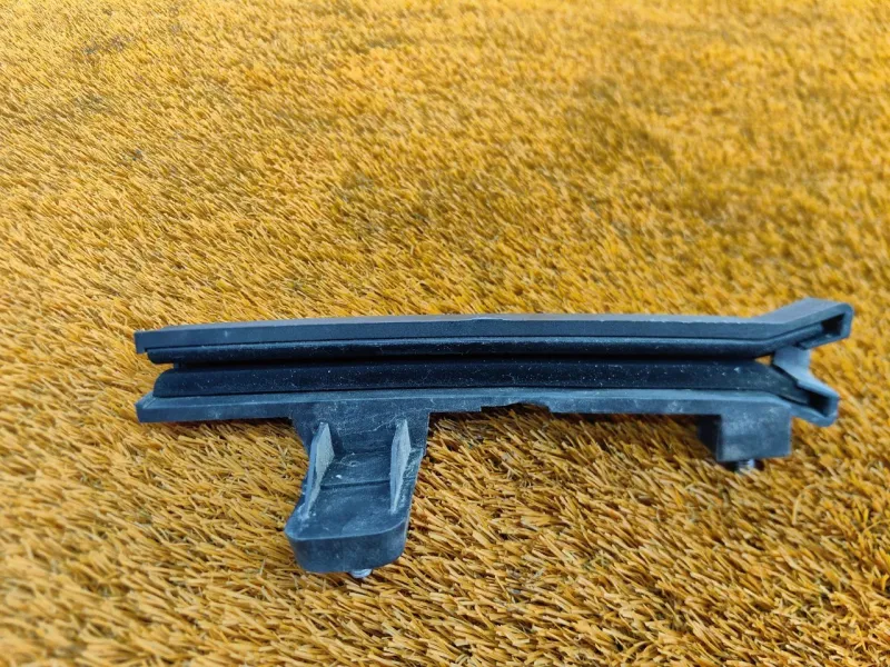 Направляющая стекла двери