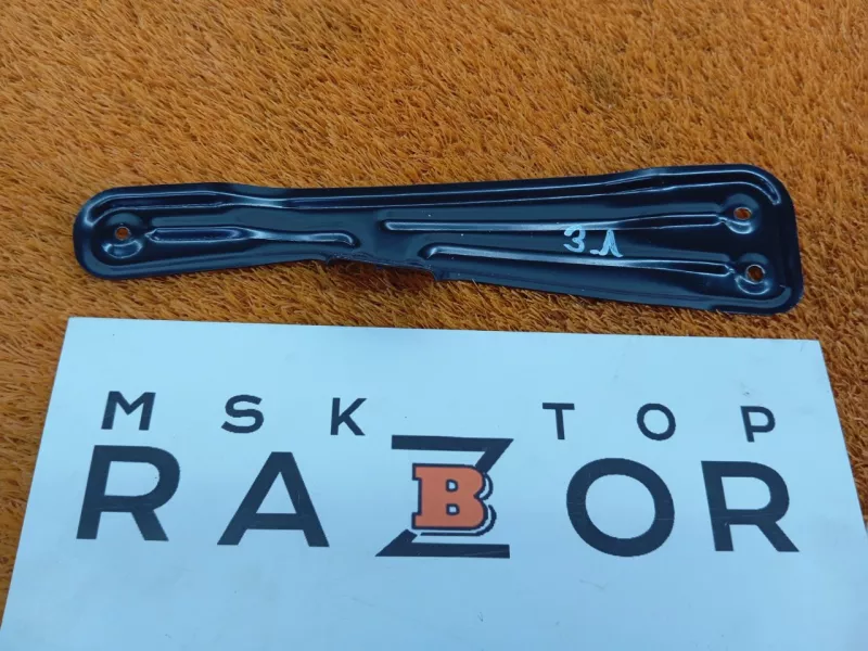 Кронштейн обшивки двери