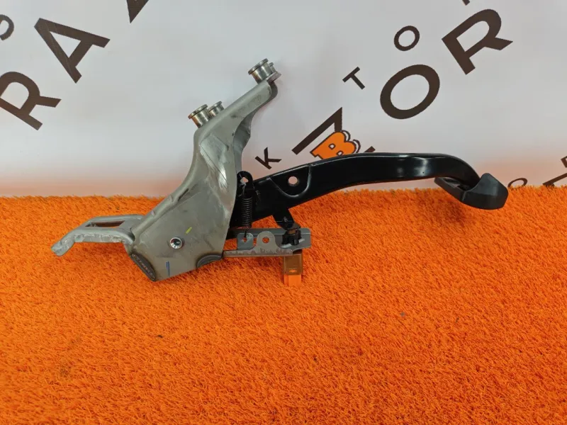 Педаль тормоза